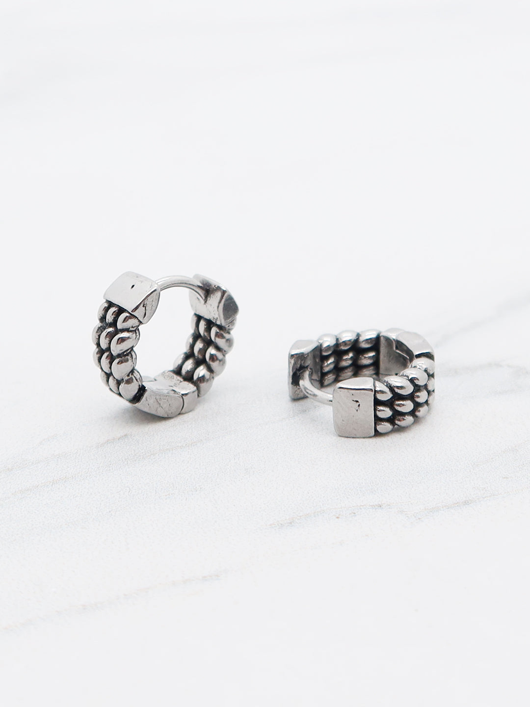Titanium chunky chain-textured hoop earrings with a hinged clasp closure.