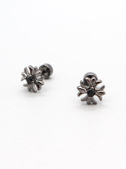 Black flower titanium stud earrings with central black gemstone – hypoallergenic and unisex gothic jewelry.